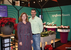 Marleen van Balkom en Paul van Leeuwen van Syngenta Flowers bij hun Poinsettia Mirage. Marleen en Paul vertellen hoge verwachtingen te hebben van dit nieuwe soort. Het ras is geschikt voor verschillende potmaten en is een compacte plant, waardoor hij niet geremd hoeft te worden en er veel op een vierkante meter passen.